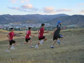 Muş’ta karate sporcuları dağ koşusuyla kondisyon artırıyor
