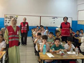 Muş’ta Kızılay ekiplerinden öğrencilere ikram
