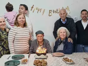 Mustafa dede, 102’nci yaş gününü çocukları ve torunlarıyla kutladı
