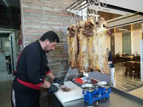 Muş’un yöresel lezzeti büryan, tandırda sofralara uzanıyor
