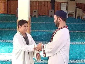 Namaz kılmaya gelen çocuğa imamdan sıcacık davranış
