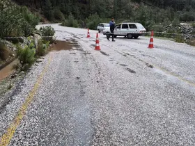 Namnam çayında su seviyesi yükseldi, yol çöktü
