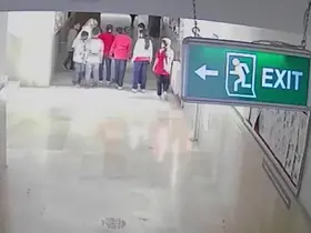 Nefes borusuna mandalina dilimi takılan öğrenciyi, öğretmenin Heimlich manevrası kurtardı
