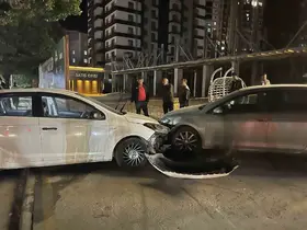 Niğde’de otomobil direğe ve park halindeki araca çarptı: 1 yaralı
