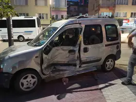 Niğde’de panelvan araç ve motosiklete çarpan hafif ticari araç, ağaca çarparak durabildi: 3 yaralı
