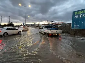 Niğde’de sağanak ve fırtına etkili oldu
