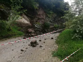 Niksar’da sağanak nedeniyle kaya parçaları yola düştü
