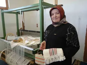 Ninelerini örnek alıp evinin odasını dokuma atölyesine çevirdi, şimdi taleplere yetişemiyor
