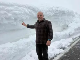 Nisan ortasında kış geri döndü: Kars-Erzurum karayolu beyaza gömüldü
