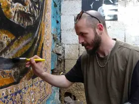 Nostaljik perde ve halıları sanat eserine dönüştürüyor
