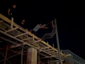 Ödemesini alamayan işçi, elektrik direğine çıktı

