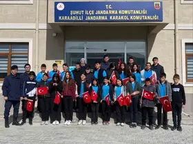 Öğrenciler jandarma karakolunu ziyaret ederek fidan dikti
