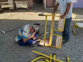 Öğrencileri için kaynak makinesinin başına geçti
