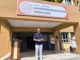 Öğrencilerinden helallik alarak emekliye ayrılan 38 yıllık öğretmene alkışlı veda
