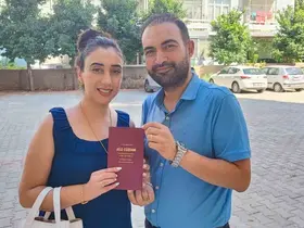 Öğretmen çift, dolmuşu gelin arabası yaptı
