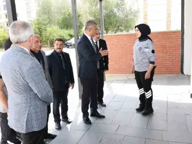 Okul bahçe görevlileri görev başında
