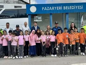 Okul çevresinde bulunan yaya yolunu çocuklar boyadı
