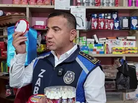 Okul çevresindeki iş yerinde son kullanma tarihi geçmiş ürün satan marketçi kendini "yeni bitmiş" diyerek savundu
