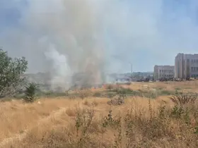 Okul ile sağlık ocağı arasındaki otluk arazideki yangın itfaiye ekiplerince büyümeden söndürüldü
