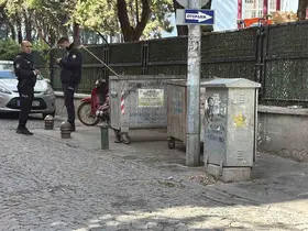 Okul yanındaki çöp kutusunda meydana gelen patlama polisi harekete geçirdi
