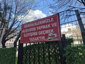 Okulun bahçesindeki çevre tellerine asılan ’iletişim’ yasağı notu dikkat çekti
