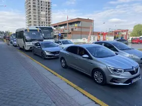 Okulun ilk günü uzun araç kuyrukları oluştu
