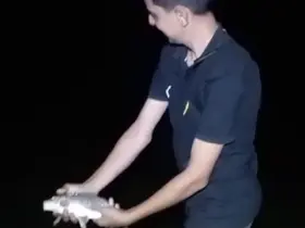 Oltasına takılan yavru sazanı "Büyü de gel" diyerek tekrar suya bıraktı
