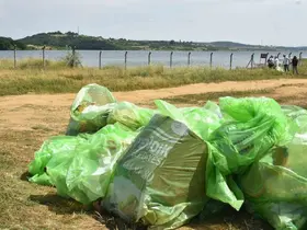 Ömerli Barajı çevresinde çöpleri toplamak için seferber oldular
