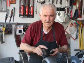Ömrünü çarkın başında geçirdi: 59 yıldır bıçak biliyor
