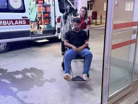 Önündeki araca çarpmamak için refüje çıktı: 2 yaralı
