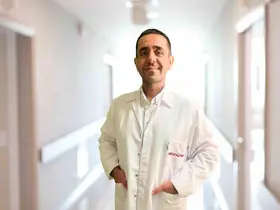 Opr. Dr. Hakan Peker: "Her 8 kadından 1’i meme kanseri riski altında"
