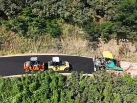 Ordu Büyükşehir, 2 ilçede mahalleleri bağlayan yolu sıcak asfaltla buluşturdu

