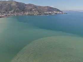Ordu’da eriyen kar suları denizin rengini değiştirdi
