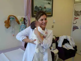 Organları dışarıda doğan bebek, Samsun’da hayata tutundu
