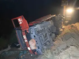 Orman yangınına müdahale eden arazöz devrildi: 2 işçi yaralandı
