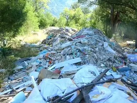 Ormanlık alanlara atılan moloz ve inşaat atıklarına vatandaş tepkisi
