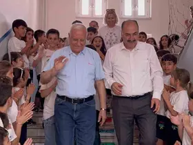 Osmaniye’de 44 yıllık öğretmen çiçekler ve meşalelerle emekliliğe uğurlandı
