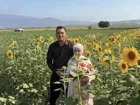 Osmaniye’de ayçiçeği tarlaları yeni evli çiftlerin gözdesi oldu
