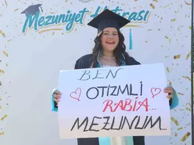 ’Otizm’ engel tanımadı, genç müzisyen üniversiteden mezun oldu
