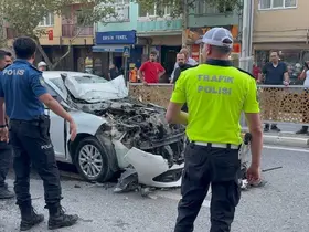 Otomobil belediye otobüsüne çarptı, sürücü ağır yaralandı
