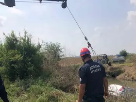 Otomobil dereye uçtu: Sürücü yüzerek kurtuldu
