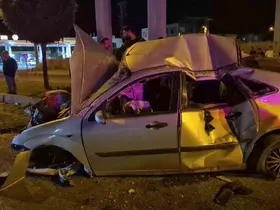 Otomobil direğe çarptı: 4 yaralı
