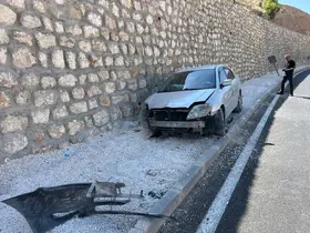 Otomobil istinat duvarına çarptı: 1 yaralı
