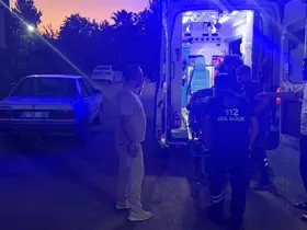 Otomobil kaldırıma çıktı: 3 yaralı
