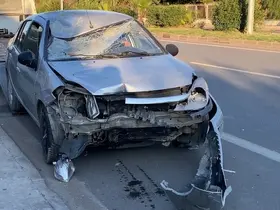 Otomobil park halindeki araçlara ve yayaya çarptı
