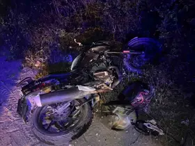 Otomobil ve motorsiklet kafa kafaya çarpıştı;2 yaralı
