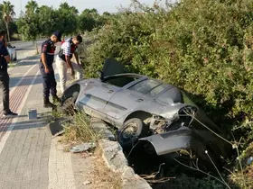 Otomobil yayaya çarpıp şarampole devrildi
