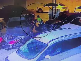 Otomobilin arkasında pusuya yatan çocuk hırsız ile gözcüsü, depremde ailesini ve kolunu kaybeden gencin motosikletini çaldı
