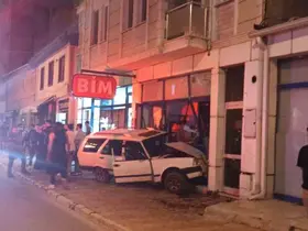 Otomobilin zincir markete daldığı anlar kamerada

