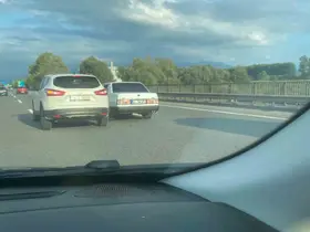 Otoyol üzerinde tehlikeli hareketler kameraya yansıdı
